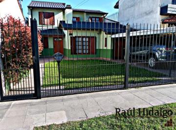Casa · 214m² · 3 Dormitorios · 2 Cocheras · Hermoso Chalet de 5 Ambientes con Gran Parque en Barrio Villa Primera