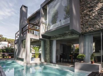 Casa · 220m² · 4 Ambientes · 1 Cochera · 3 Dorm. | Montoya - La Barra