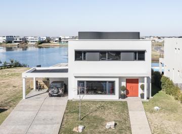 Casa de 7 ambientes, Escobar · Casa Estilo Le Corbusier y Sustentable en Barrio Costas, Puertos