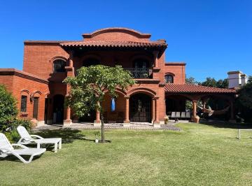 Casa · 450m² · 5 Ambientes · 2 Cocheras · Excelente Casa en Venta Zona Residencial Yerba Buena