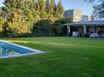 Casa · 300m² · 5 Ambientes · 1 Cochera · Casa - Santa Barbara