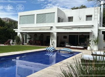 Casa · 370m² · 5 Ambientes · 2 Cocheras · Casa en Venta de Cinco Ambientes de Estilo Moderno en Abril Club de Campo - Apto Credito