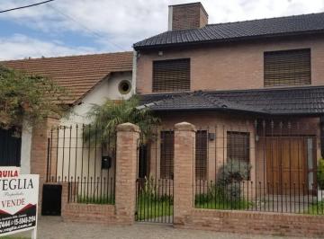 Casa de 5 ambientes, Morón · Chalet 4 Dorm., Principal en Suite C/vestidor. Cochera Para 3 Autos.