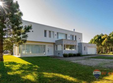 Casa · 385m² · 6 Ambientes · 2 Cocheras · Venta Casa en Herradura 6 Amb Construcción Premium