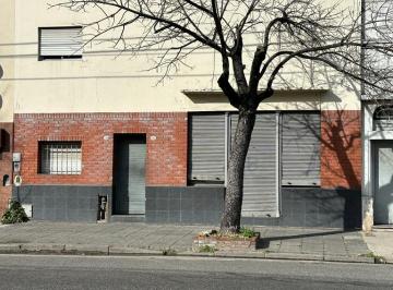 Hotel de 12 ambientes, Pompeya · Casa con 12 Habitaciones Cada Una con Su Baño y un Local con Baño.