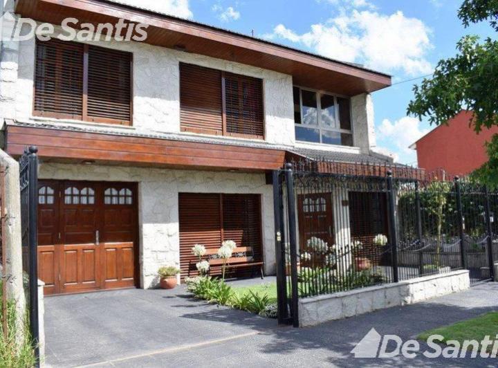 Casa · 365m² · 6 Ambientes · 2 Cocheras