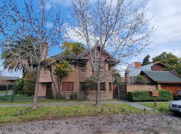 Casa · 291m² · 5 Ambientes · 2 Cocheras · Importante Chalet en Barrio Parque Calchaqui