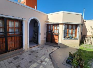 Casa · 192m² · 3 Ambientes · 1 Cochera · Excelente Casa 2 Dorm en Zona Unica en San Lorenzo Chico