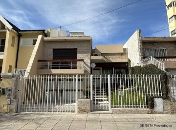 DES-DES-210_2 · Excelente Casa en Venta en Villa Lugano con Quincho y Jardin