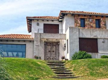 Casa · 150m² · 6 Ambientes · 1 Cochera · 5 Dorm. | Exeter