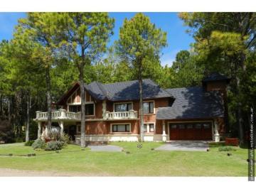 Casa de 6 ambientes, Pinamar · Casa en Pinamar con Pileta en Alquiler Zona Norte Febrero 2025