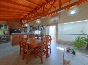 Casa · 200m² · 6 Ambientes · 2 Cocheras · Triplex 6 Amb con Cochera y Quincho en Saavedra