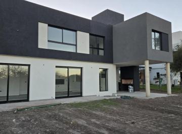 Casa · 220m² · 3 Dormitorios · 2 Cocheras · Venta Casa 3 Dorm. a Estrenar Barrio Las Cañitas