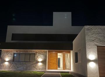 Casa de 10 ambientes, Córdoba · Vendo Casa en La Cascada Country