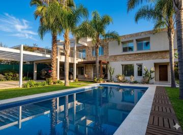 Casa · 356m² · 5 Ambientes · 1 Cochera · Casa en Los Arboles - Valle Escondido