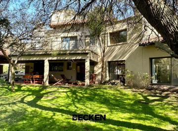 Casa · 450m² · 4 Ambientes · 4 Cocheras · Casa Venta Country El Bosque Como Nueva, Jardin y Pileta Soñados!