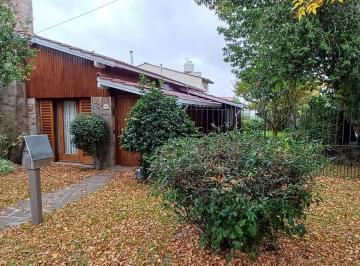 Casa · 166m² · 4 Ambientes · 1 Cochera · Chalet a La Venta