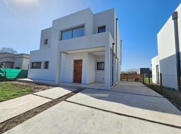 Casa · 172m² · 4 Ambientes · 1 Cochera · Casa en Venta Ubicado en San Pablo, Pilar, G. B. a. Zona Norte