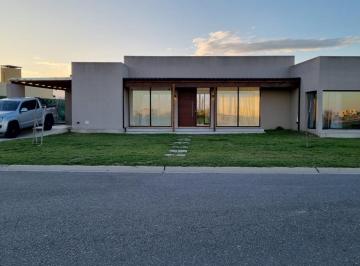 Casa · 200m² · 4 Ambientes · 3 Cocheras · San Sebastian Casa en Alquiler