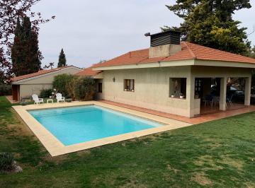 Casa de 5 ambientes, Ciudad de Mendoza · Casa Barrio Dalvian, Gran Jardín y Piscina, 4 Dorm., 3 Baños, Quincho