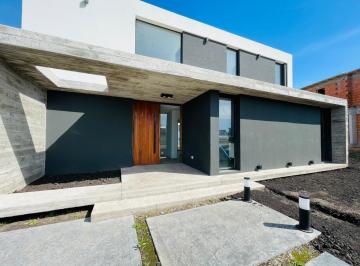 Casa · 290m² · 4 Ambientes · Casa en Rumenco Joven de Cuatro Ambientes con Piscina a Estrenar