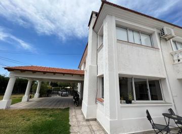 Casa de 6 ambientes, Ciudad de Mendoza · Casa en Dalvian, 4 Dorm., 5 Baños, 2 Cocheras, Piscina