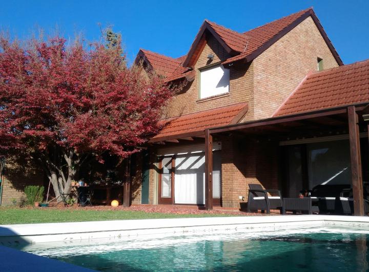 Casa · 260m² · 4 Dormitorios · 2 Cocheras