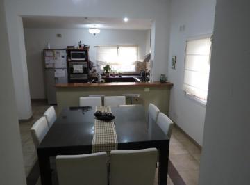 Casa · 160m² · 6 Ambientes · 1 Cochera · Casa