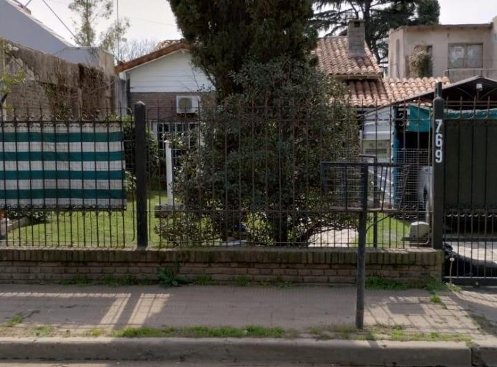 Casa · 240m² · 8 Ambientes · 3 Cocheras