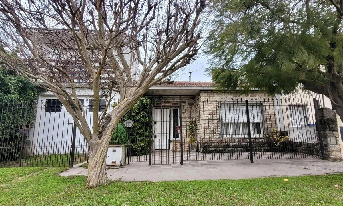 Casa apto local o deposito en El Gaucho, 248m², 5 amb, 3 dorm, 3 baños, 1 coch.