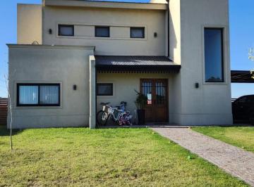 Casa · 192m² · 4 Ambientes · 1 Cochera · Casa en San Sebastián