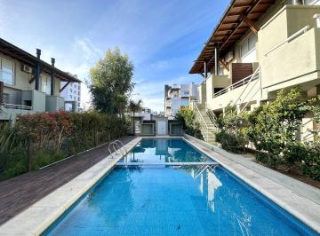 Casa · 63m² · 2 Dormitorios · 1 Cochera · Duplex en El Complejo Las Cañas con Piscina y Gym