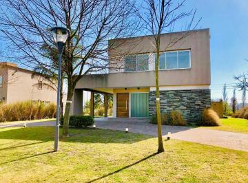 Casa · 270m² · 4 Ambientes · 2 Cocheras · Casa en Alquiler Country Terravista