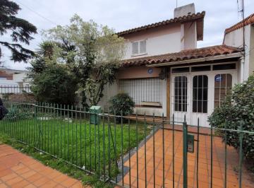 Casa de 3 ambientes, Quilmes · Venta Casa de 3 Amb con Cochera y Fondo Libre en B° P Bernal
