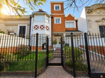 Casa · 330m² · 6 Ambientes · 2 Cocheras · Casa de 330 m² Cubiertos en La Mejor Zona de Banfield Oeste 5 Dorm.