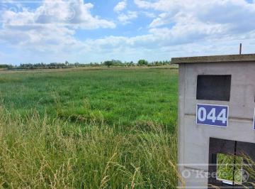 Terreno · 1100m² · Hermoso Lote con Fondo Laguna de 1100 m² en Clubu de Campo La Enriqueta!