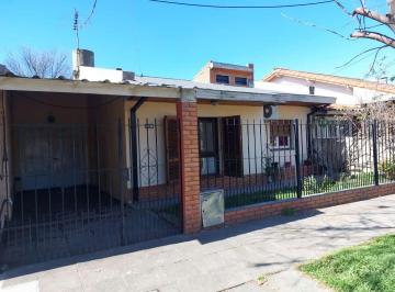 Casa de 4 ambientes, Lomas de Zamora · Casa 4 Amb en Venta en Llavallol Sobre Lote 700 m²