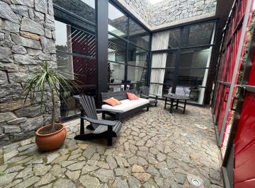 Casa · 304m² · 4 Ambientes · 1 Cochera · Casa en La Barra.