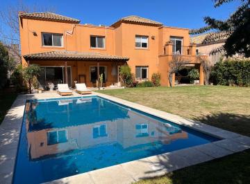 Casa de 7 ambientes, Tigre · Lindísima Casa de 5 Dorm. (2 Suites) en Lote Interno!
