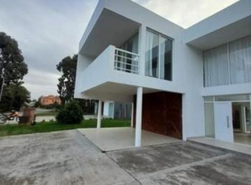 Casa · 240m² · 4 Ambientes · 3 Cocheras · Alquiler Moderna Casa Rumenco, Los Tilos