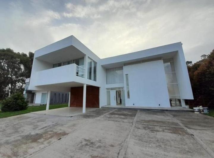 Casa · 240m² · 4 Ambientes · 3 Cocheras