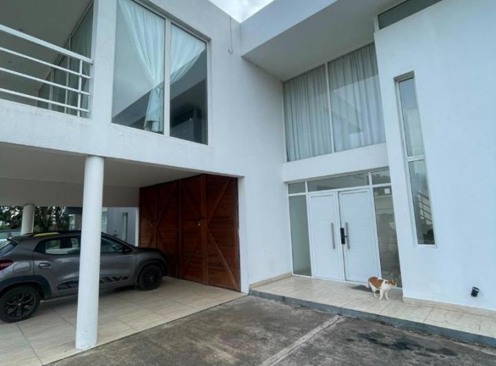 Casa · 240m² · 4 Ambientes · 3 Cocheras