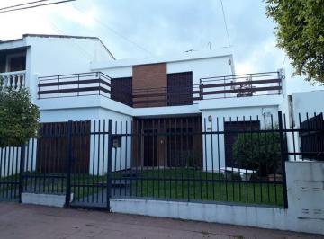 Casa · 248m² · 7 Ambientes · 2 Cocheras · Hermosa Casa en Venta - 3 Dormit - Barrio Maipu II Sección!