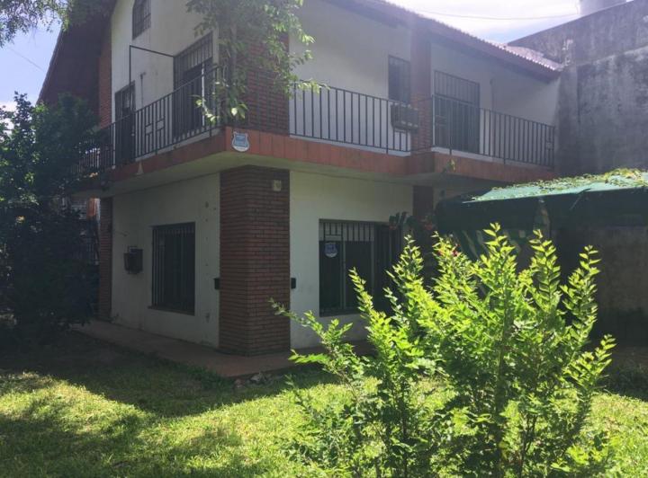 Casa · 80m² · 6 Ambientes · 2 Cocheras