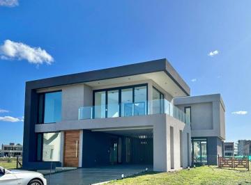 Casa · 416m² · 5 Ambientes · 2 Cocheras · Venta - Espectacular Casa Al Lago en Terralagos Canning