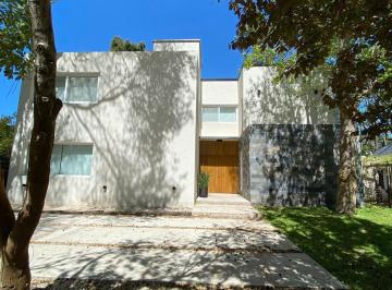Casa · 300m² · 4 Dormitorios · Cod 850 Excelente Ubicación Playa y Centro / Usd 550.000.