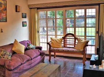 Casa · 215m² · 4 Ambientes · 1 Cochera · Venta, Chalet en El Corazón de Barrio Parque Bernal