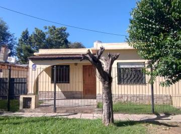 Casa · 80m² · 3 Ambientes · 2 Cocheras · Casa en Venta, Ubicada en del Viso, en La Calle Santa Celia