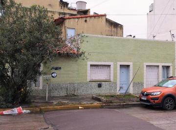 Casa · 105m² · 4 Ambientes · 1 Cochera · Casa Sobre Esquina de 4 Ambientes, con Garage y Terraza. Lanus.