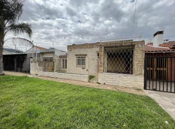 Casa · 89m² · 4 Ambientes · Casa en Venta con Terreno Amplio - Moron